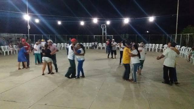 V&aacute;rias pessoas dan&ccedil;ando forr&oacute;