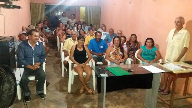 Varias pessoas sentadas