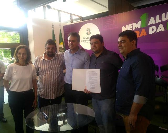 Prefeito de Tarrafas ao lado de Camilo Santana e Izolda Cela e mais dois senhores posa para foto