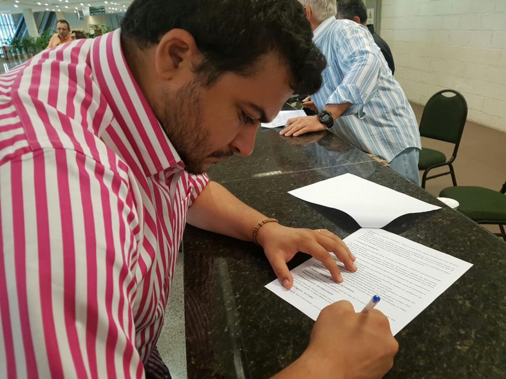 Prefeito de Tarrafas assiando Termo da Garantia Safra