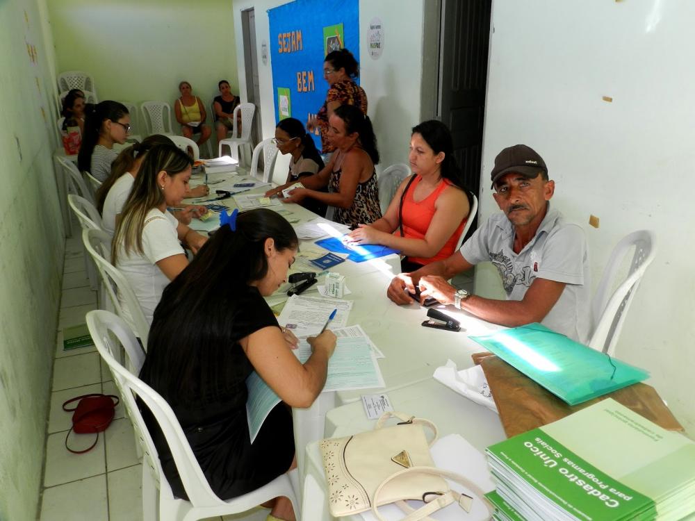 V&aacute;rias pessoas sentadas.