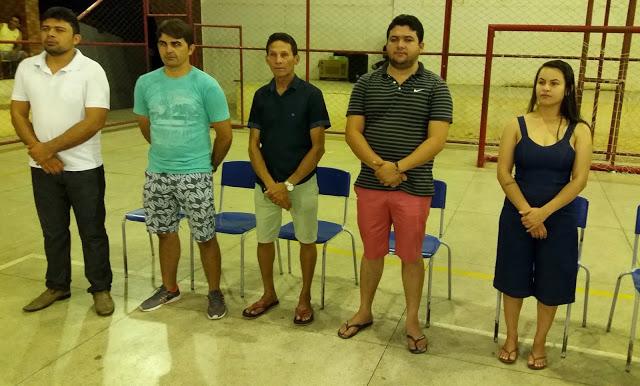 Prefeito e preimeira dama posa para foto ao lado de masi tr&ecirc;s pessoas