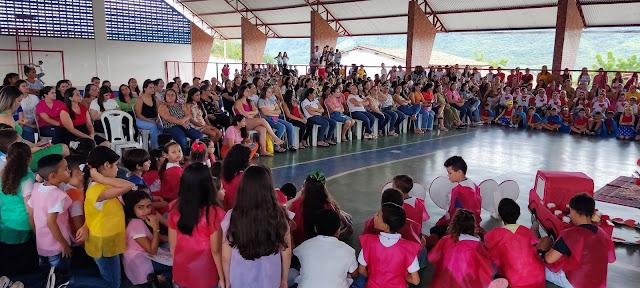 Escola Emília Ferreira Comemora o Dia das Mães.