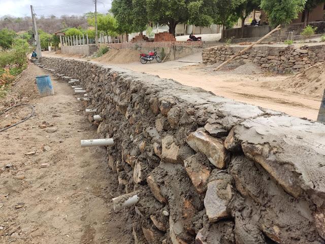 Muros de arrimos est&atilde;o em fase conclusiva.