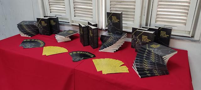 Fotos de varios livros da capa preta em cima de uma mesa