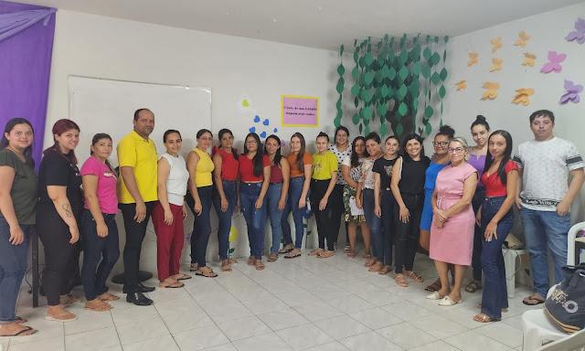 Cuidadores e monitores dos transportes Escolares posando para uma foto.