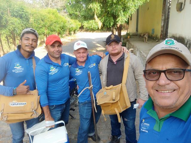 Equipe de Endemias está vacinando os animais nas residências dos seus donos.
