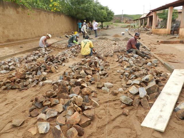 Cal&ccedil;amento vai melhorar a estrada que d&aacute; acesso as outras regi&otilde;es