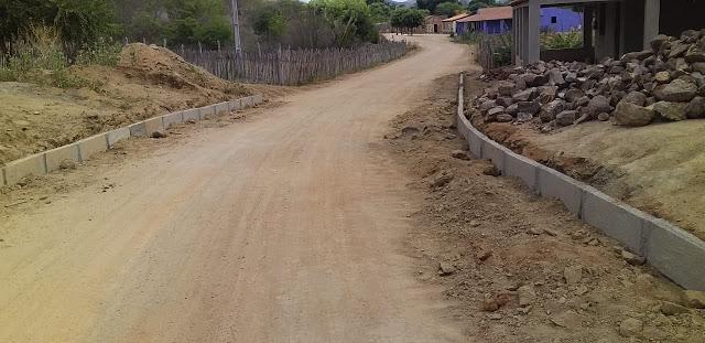 Gest&atilde;o Municipal melhora estrada que d&aacute; acesso aos distritos.