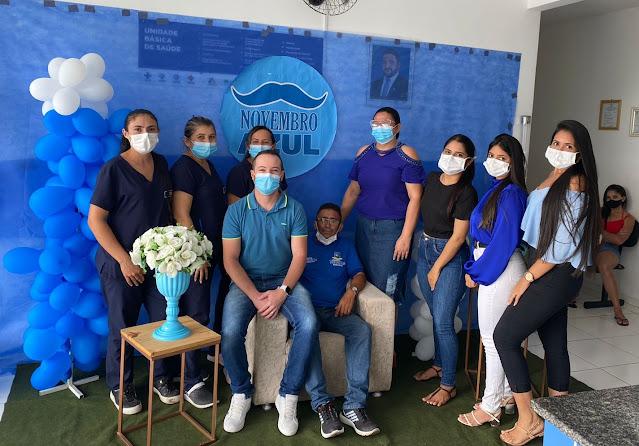 Foto de pessoas vestidas de azul como símbolo