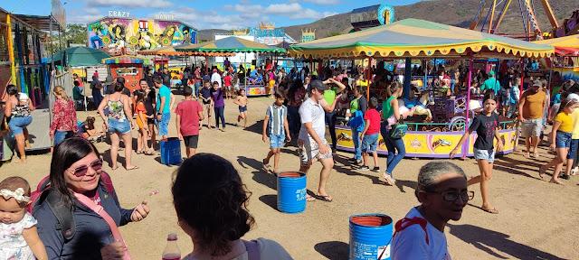 Foto do Prefeito Taiano Martins juntamente a equipe de arbitragem e capit&atilde;es das equipes Comercial Pereira e a equipe dos Po&ccedil;os.