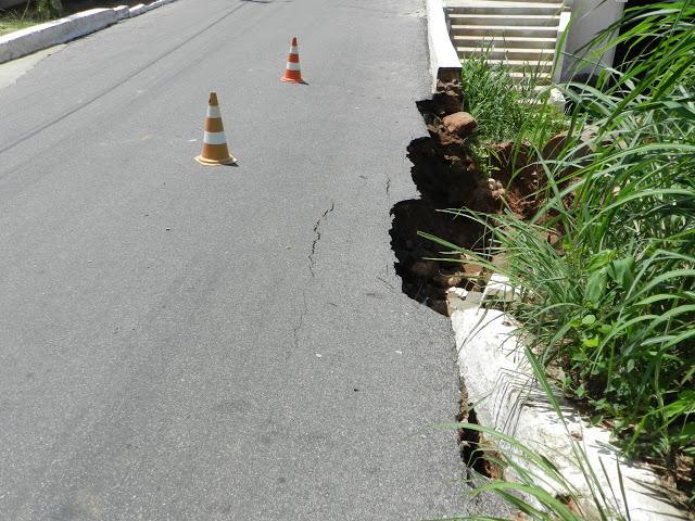 Chuvas derruba muro de arrimo na Rua 15 de Novembro