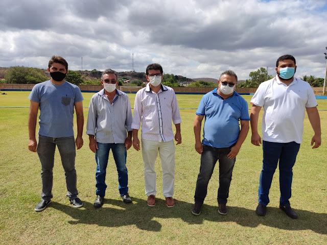 Prefeito entrega obras na Semana do Munic&iacute;pio.