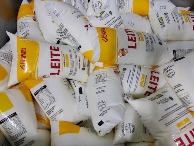 Foto de varios sacos de um quilo de leite