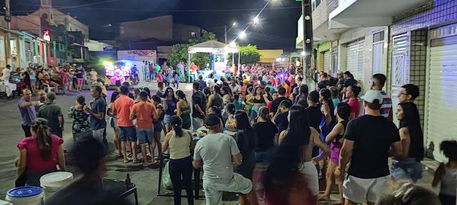 Foto de varias pessoas curtindo a Feira da Agricultura e Baião Cultural.