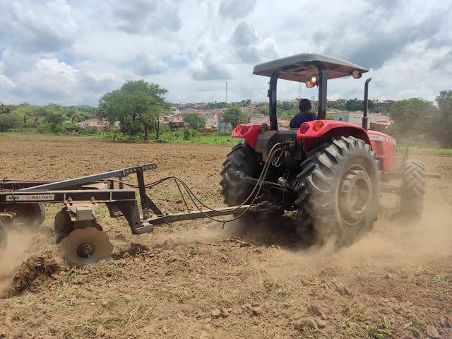Programa disponibiliza de 1.200 horas de tratores para agricultores familiares