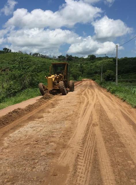 Foto de trator arrumando a estrada de Tarrafas