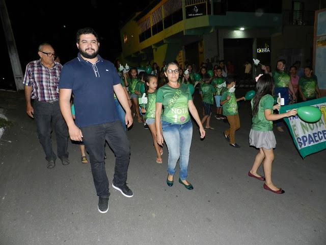 Em&iacute;lia Ferreira comemora pr&ecirc;mio da escola nota 10