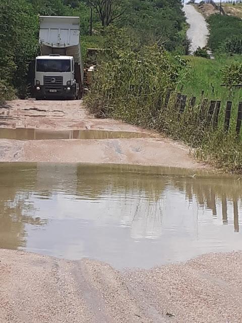 Foto de caminh&atilde;o ca&ccedil;amba arrumando a estrada