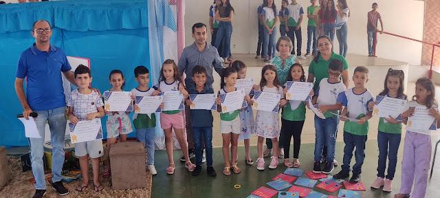Alunos Destaques da Escola Em&iacute;lia Ferreira, recebem seus certificados.