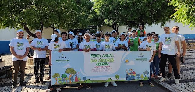 Festa da árvore mobiliza estudantes e terceira idade.