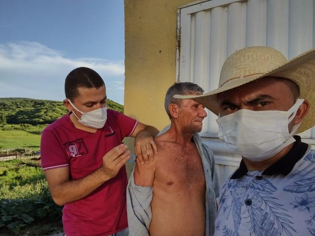 Foto de idoso tomando vaina contra Covid-19