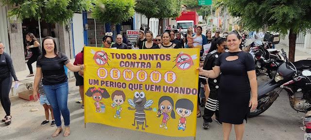 Creche Pingo de Gente realiza caminhada alertando sobre a dengue.
