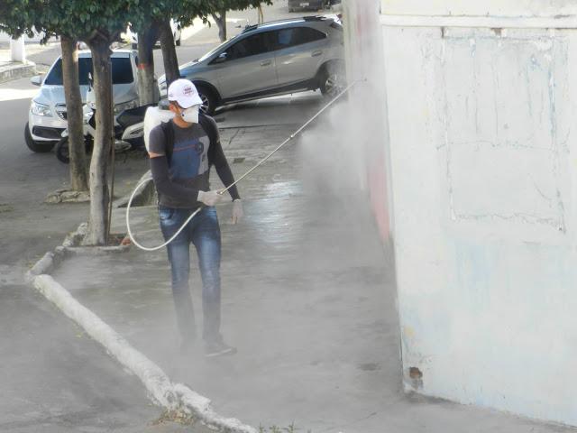 Secretaria de Sa&uacute;de faz higieniza&ccedil;&atilde;o das ruas