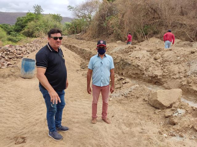 Muros de arrimo refor&ccedil;am prote&ccedil;&atilde;o de estrada da Ribeira de Cima.
