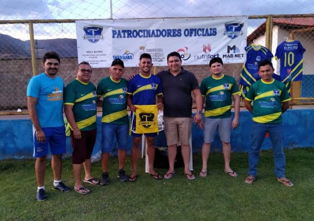 Prefeito prestigia entrega de uniformes a seleção Tarrafense