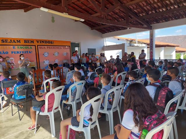 Aulas retornam no formato presencial.