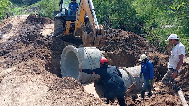 Estradas estão sendo recuperadas e manilhas colocadas.