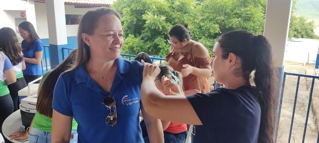 Secretaria de Saúde vacina profissionais de educação contra meningite