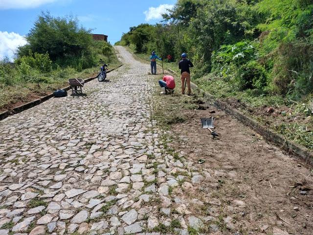 Foto de homens capinando as ruas de Tarrafas