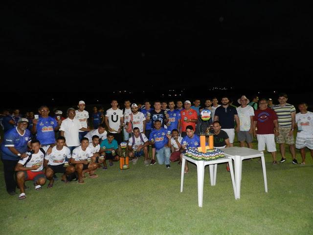 Em&iacute;lia Ferreira comemora pr&ecirc;mio da escola nota 10