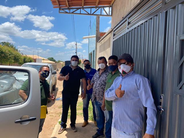 prefeito Taiano e mais 5 servidores p&uacute;blicos de m&aacute;scara posando para foto.