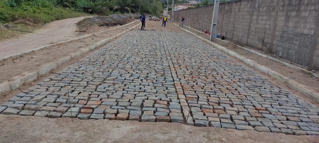 Obra de calçamento é reiniciada no bairro José Rodrigues