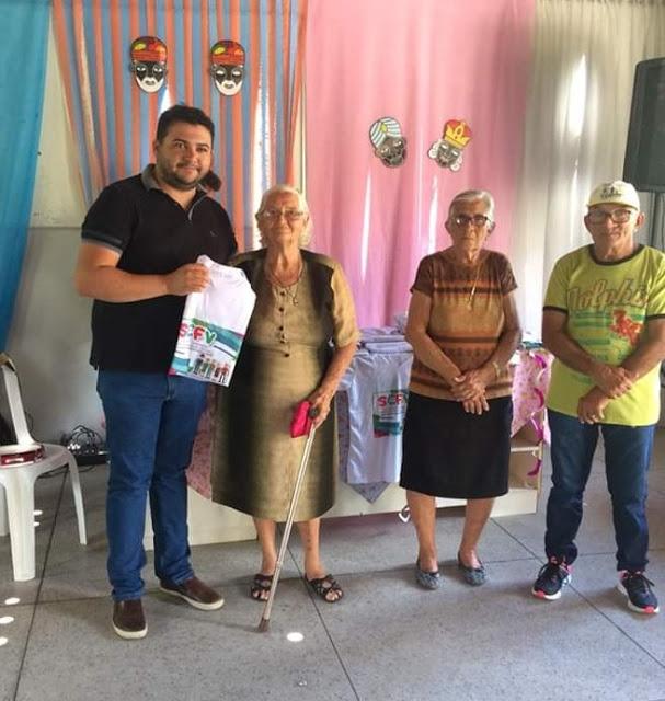 Entrega de uniformes a grupo de idosos do CRAS de Tarrafas