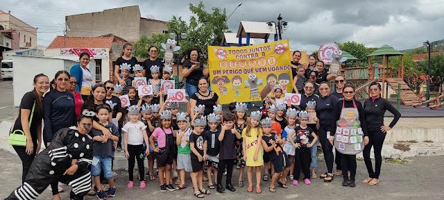 Creche Pingo de Gente realiza caminhada alertando sobre a dengue.