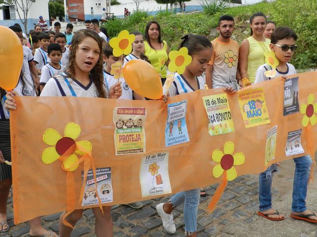 caminhada em defesa das crian&ccedil;as e adolescentes