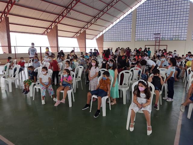 Alunos entram em sala de aula para o ano letivo de 2022