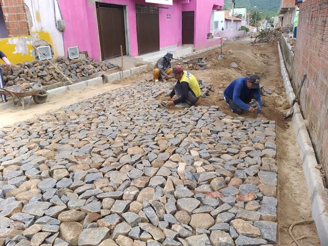 Foto de homens al&ccedil;ando a estrada