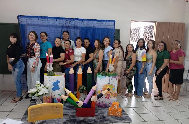 Creche Pingo de Gente: Reunião com a comunidade escolar e encontro pedagógico com os funcionários.