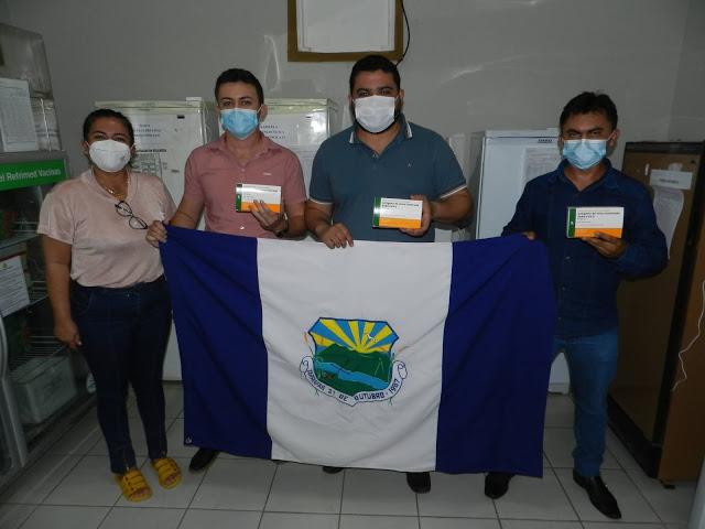 Técnica de Enfermagem é a primeira a ser vacinada no Município