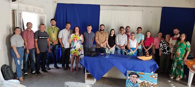 Foto de algumas pessoas em uma conferência, dentre eles o Prefeito Taiano Martins, vereadores e outros membros do Municipio.