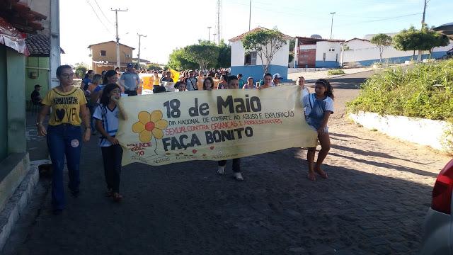 Professores, alunos, popula&ccedil;&atilde;o tarrafense caminhando pelas ruas de Tarrafas 