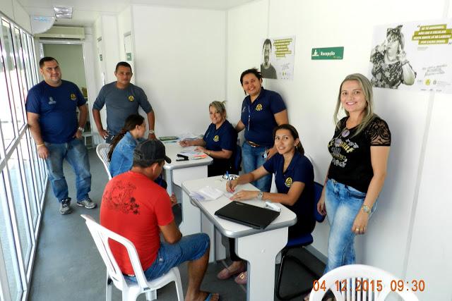 A Secret&aacute;ria Municipal da Assist&ecirc;ncia Social Lane Arrais com funcion&aacute;rios da Unidade M&oacute;vel do DETRAN