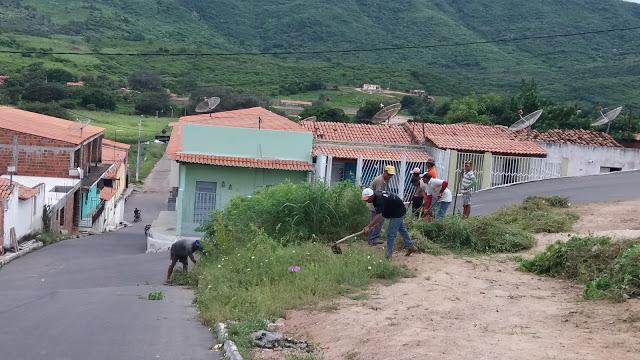 V&aacute;rios homens fazendo limpeza nas ruas de Tarrafas