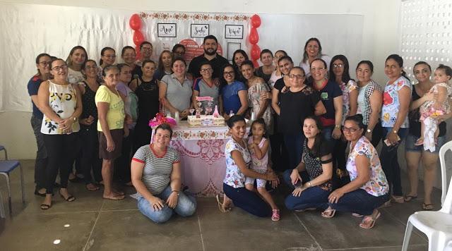 Prefeito parabeniza mulheres nas escolas