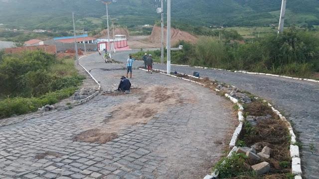 Oper&aacute;rios trabalhando em opera&ccedil;&atilde;o tapa buracos na avenida de Tarrafas
